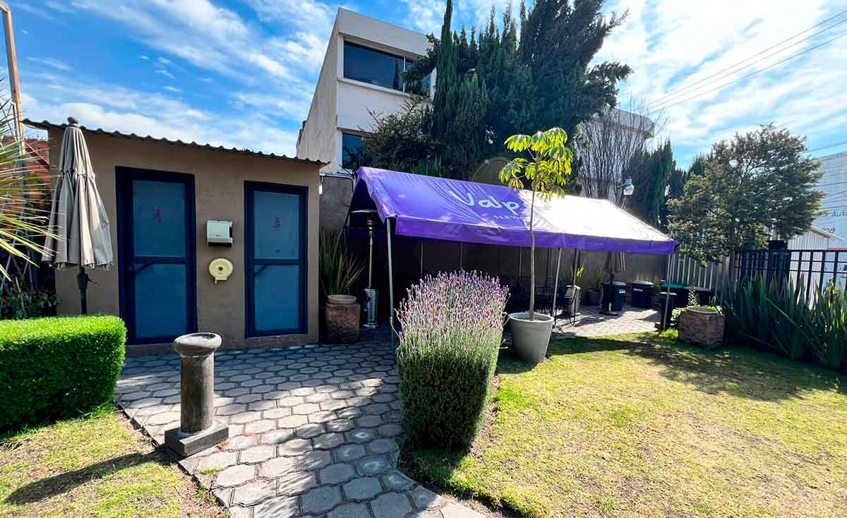 Área verde en funeraria en Toluca con jardín y espacios al aire libre para familias.