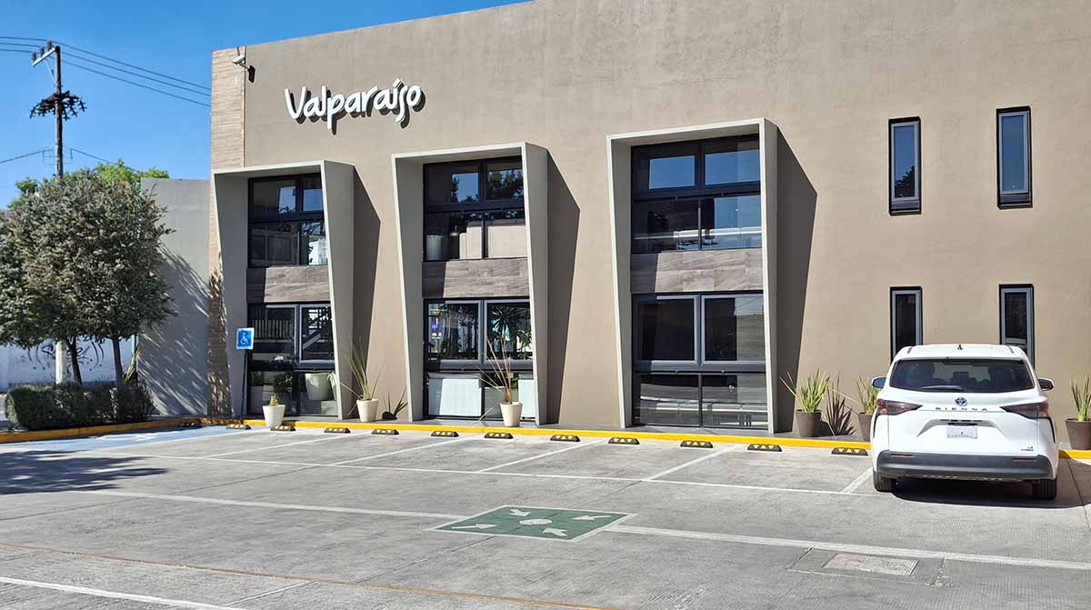 Estacionamiento de funeraria en Toluca con acceso amplio y cómodo para visitantes.