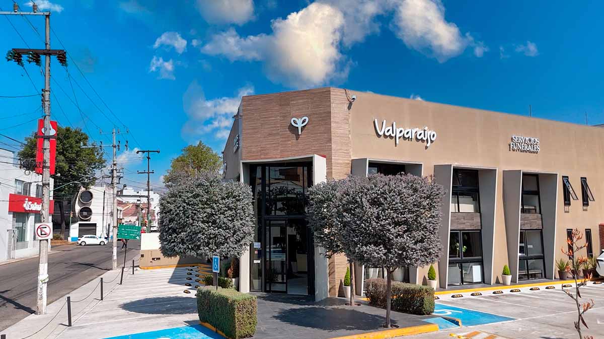 Fachada de Funeraria Valparaíso en Toluca con acceso principal y diseño moderno.