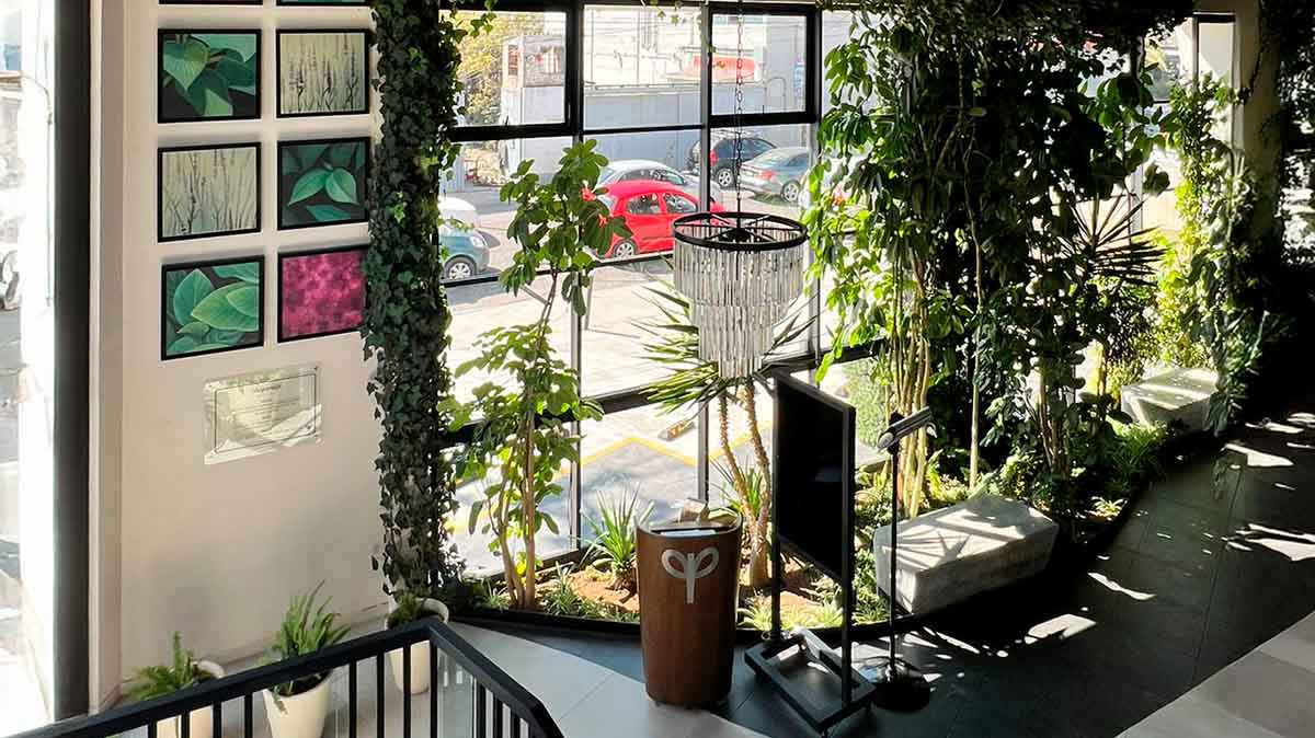 Instalaciones funerarias modernas en Toluca con espacios amplios y área iluminada.