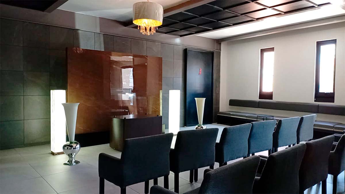 Sala para despedidas en funeraria en Toluca con ambiente privado y respetuoso.