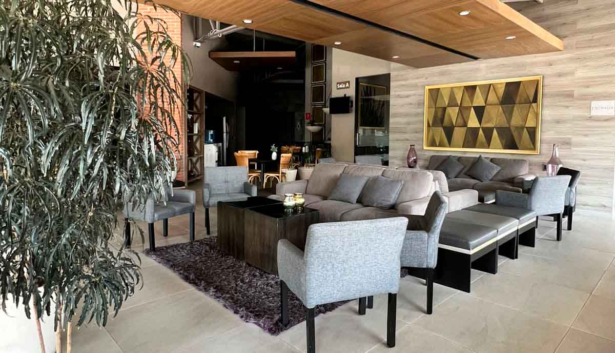 Sala armoniosa en funeraria en Toluca con mobiliario cómodo y ambiente tranquilo.