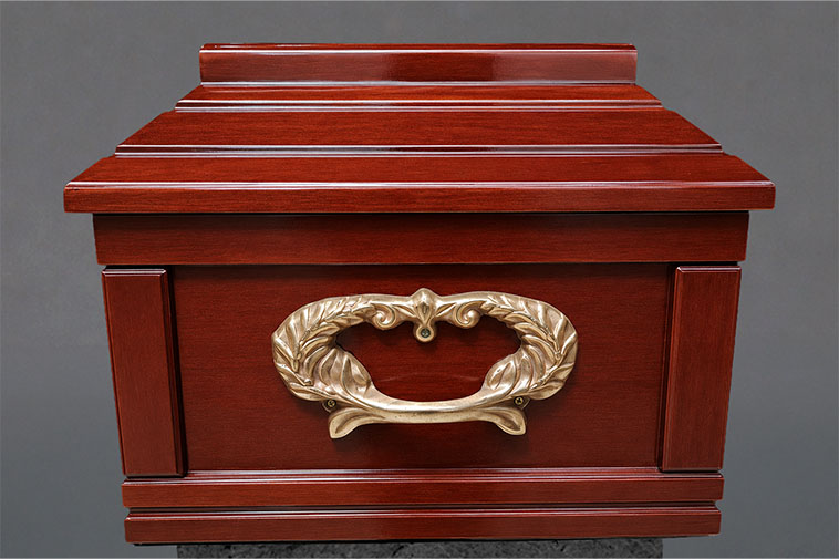 Detalle de las asas de metal de un ataúd utilizado para servicios funerarios.