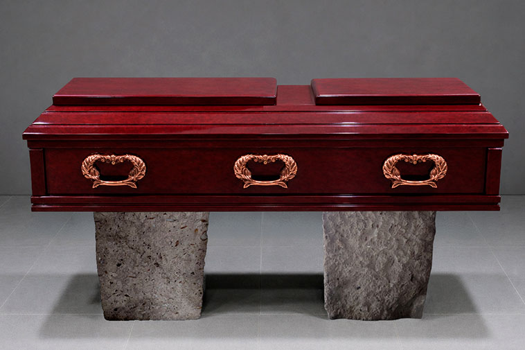 Ataúd de madera para servicios funerarios y homenajes de despedida en la Funeraria Valparaíso ubicada en Toluca.