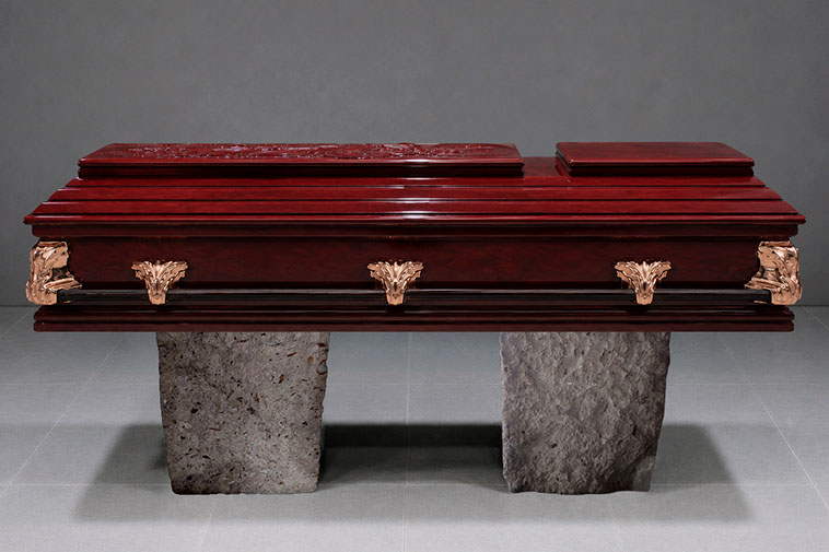 Ataúd de madera de lujo con asas de metal.