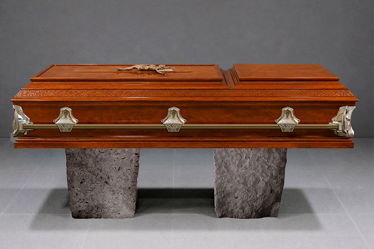 Vista lateral de ataúd de madera con acabado elegante y manijas de metal, incluido en el servicio funerario Preferente de Funeraria Valparaíso.