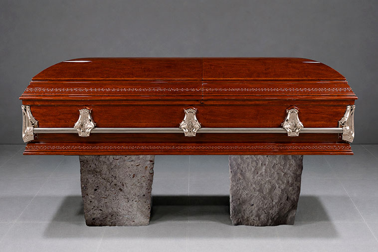Vista lateral de ataúd Premium de madera con acabado elegante y manijas metálicas, incluido en servicios funerarios de alta gama.