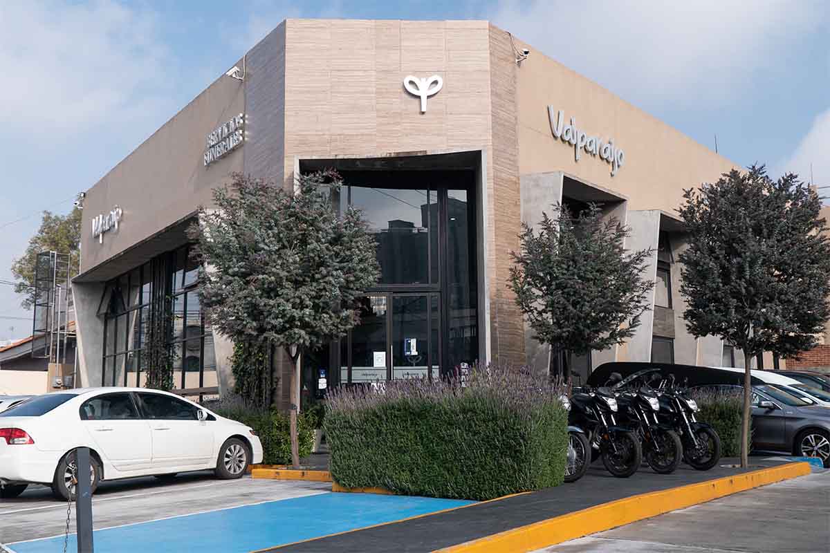 Fachada de servicios funerales Valparaíso la cual tiene  una arquitectura moderna y jardineras en el exterior.