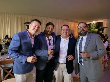 Imágenes para rendir homenaje a persona finada, estas pueden variar en su contenido.