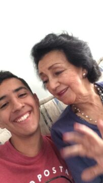 Imágenes para rendir homenaje a persona finada, estas pueden variar en su contenido.