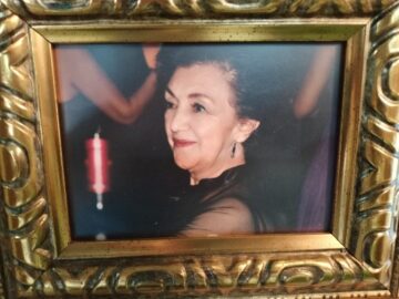 Imágenes para rendir homenaje a persona finada, estas pueden variar en su contenido.
