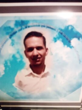 Imágenes para rendir homenaje a persona finada, estas pueden variar en su contenido.