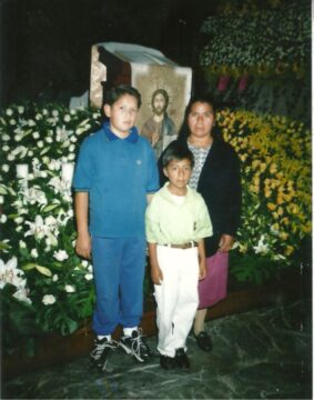 Imágenes para rendir homenaje a persona finada, estas pueden variar en su contenido.