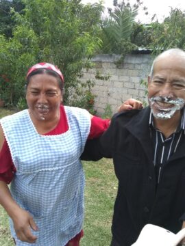Imágenes para rendir homenaje a persona finada, estas pueden variar en su contenido.