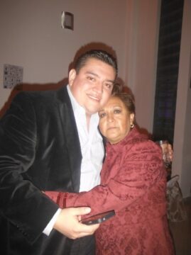 Imágenes para rendir homenaje a persona finada, estas pueden variar en su contenido.