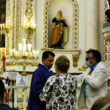 Imágenes para rendir homenaje a persona finada, estas pueden variar en su contenido.