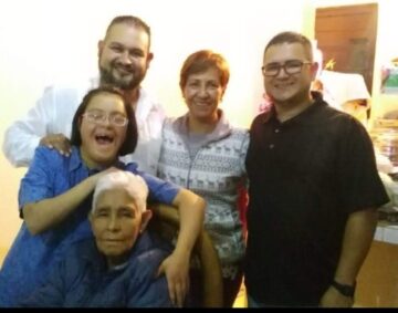 Imágenes para rendir homenaje a persona finada, estas pueden variar en su contenido.