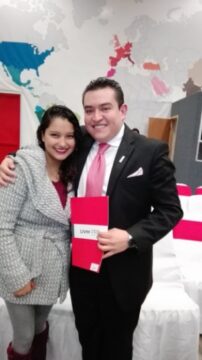 Imágenes para rendir homenaje a persona finada, estas pueden variar en su contenido.