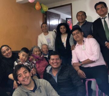 Imágenes para rendir homenaje a persona finada, estas pueden variar en su contenido.