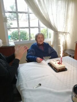 Imágenes para rendir homenaje a persona finada, estas pueden variar en su contenido.