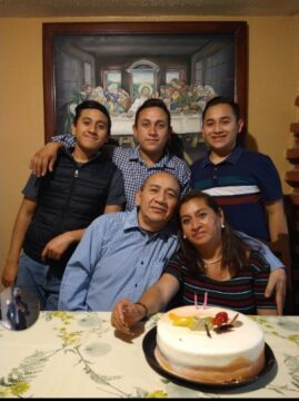 Imágenes para rendir homenaje a persona finada, estas pueden variar en su contenido.