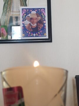 Imágenes para rendir homenaje a persona finada, estas pueden variar en su contenido.