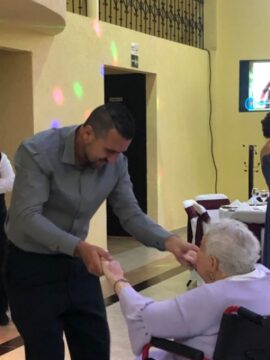 Imágenes para rendir homenaje a persona finada, estas pueden variar en su contenido.