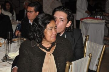 Imágenes para rendir homenaje a persona finada, estas pueden variar en su contenido.
