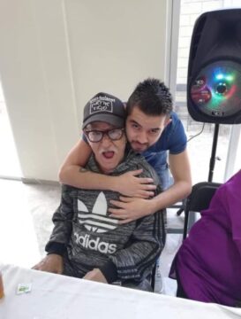 Imágenes para rendir homenaje a persona finada, estas pueden variar en su contenido.