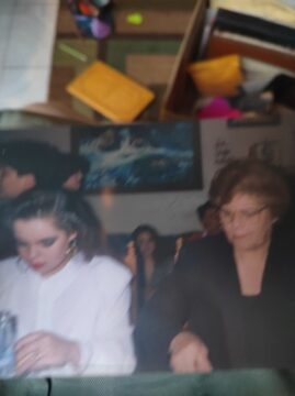 Imágenes para rendir homenaje a persona finada, estas pueden variar en su contenido.