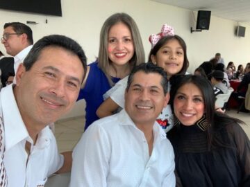 Imágenes para rendir homenaje a persona finada, estas pueden variar en su contenido.