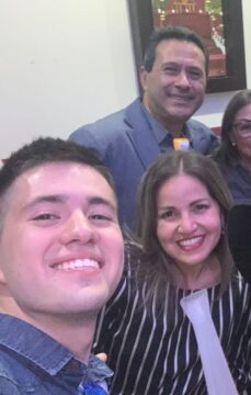 Imágenes para rendir homenaje a persona finada, estas pueden variar en su contenido.