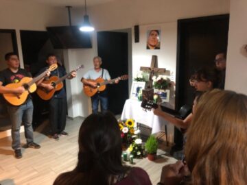 Imágenes para rendir homenaje a persona finada, estas pueden variar en su contenido.