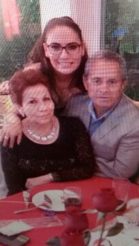 Imágenes para rendir homenaje a persona finada, estas pueden variar en su contenido.
