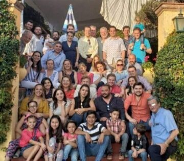 Imágenes para rendir homenaje a persona finada, estas pueden variar en su contenido.
