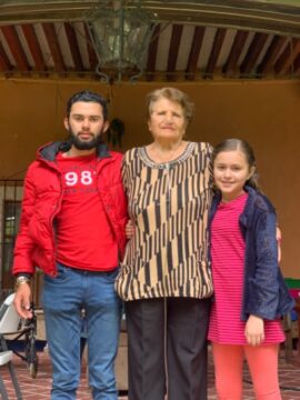 Imágenes para rendir homenaje a persona finada, estas pueden variar en su contenido.