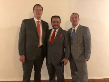 Imágenes para rendir homenaje a persona finada, estas pueden variar en su contenido.