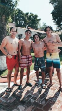Imágenes para rendir homenaje a persona finada, estas pueden variar en su contenido.