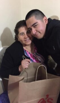 Imágenes para rendir homenaje a persona finada, estas pueden variar en su contenido.
