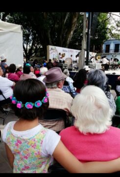 Imágenes para rendir homenaje a persona finada, estas pueden variar en su contenido.