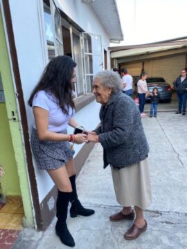 Imágenes para rendir homenaje a persona finada, estas pueden variar en su contenido.