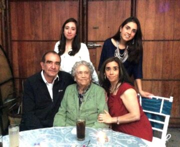 Imágenes para rendir homenaje a persona finada, estas pueden variar en su contenido.