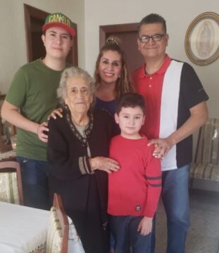 Imágenes para rendir homenaje a persona finada, estas pueden variar en su contenido.
