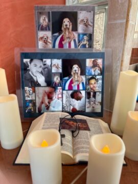Imágenes para rendir homenaje a persona finada, estas pueden variar en su contenido.