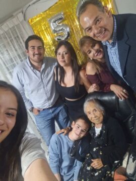 Imágenes para rendir homenaje a persona finada, estas pueden variar en su contenido.