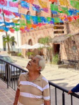 Imágenes para rendir homenaje a persona finada, estas pueden variar en su contenido.