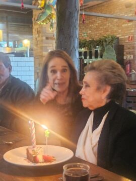 Imágenes para rendir homenaje a persona finada, estas pueden variar en su contenido.
