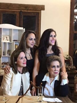 Imágenes para rendir homenaje a persona finada, estas pueden variar en su contenido.