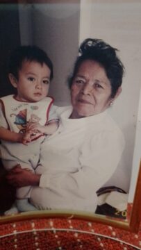 Imágenes para rendir homenaje a persona finada, estas pueden variar en su contenido.